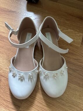 Girls white shoes, size 1